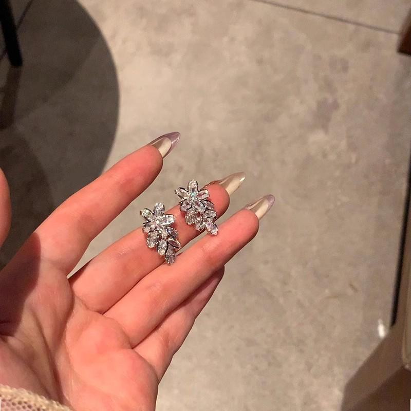 Серьги-цветы из серебра 925 пробы с цирконием: Универсальный, роскошный, высококачественный аксессуар для женщин.