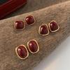 Элегантные красные серьги-гвоздики: Ретро стиль Гонконга для женщин - Универсальный осенне-зимний нишевый дизайн.