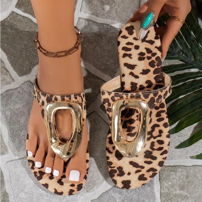 Женская обувь 2024 года, летние женские тапочки высокого качества с металлическим декором, разноцветные, с леопардовым принтом, с открытым носком, пляжные тапочки для женщин