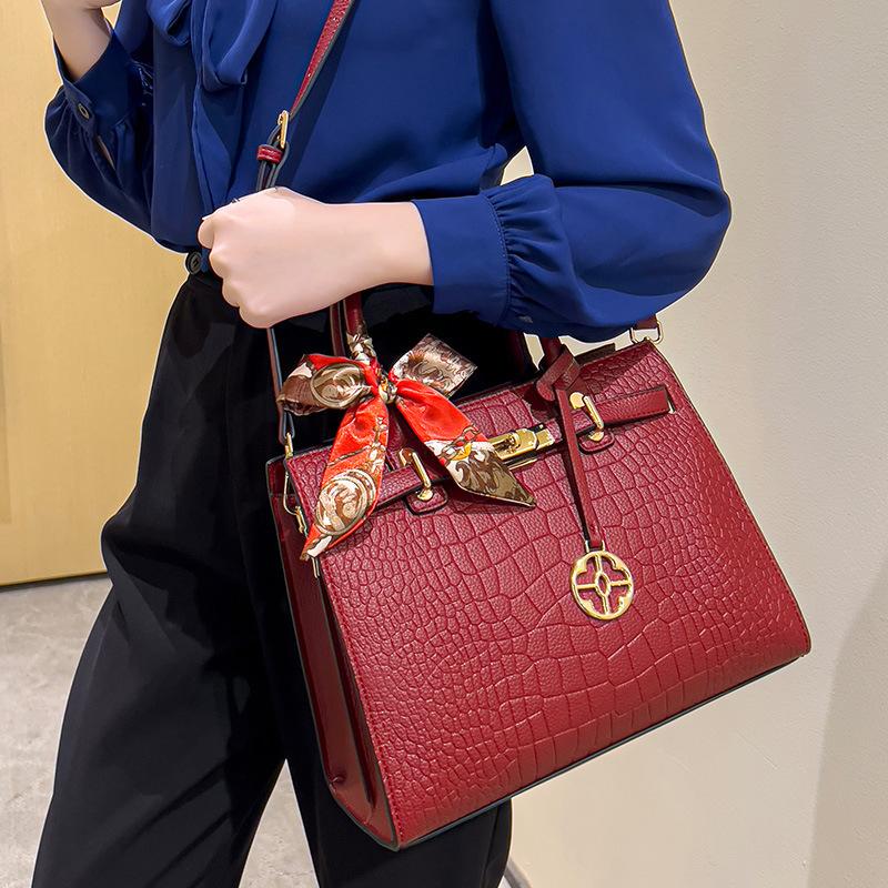 Luxury casual handbag for middle-aged mothers, 2024 summer new crocodile pattern handbag, elegant commuter tote bag for middle-aged women