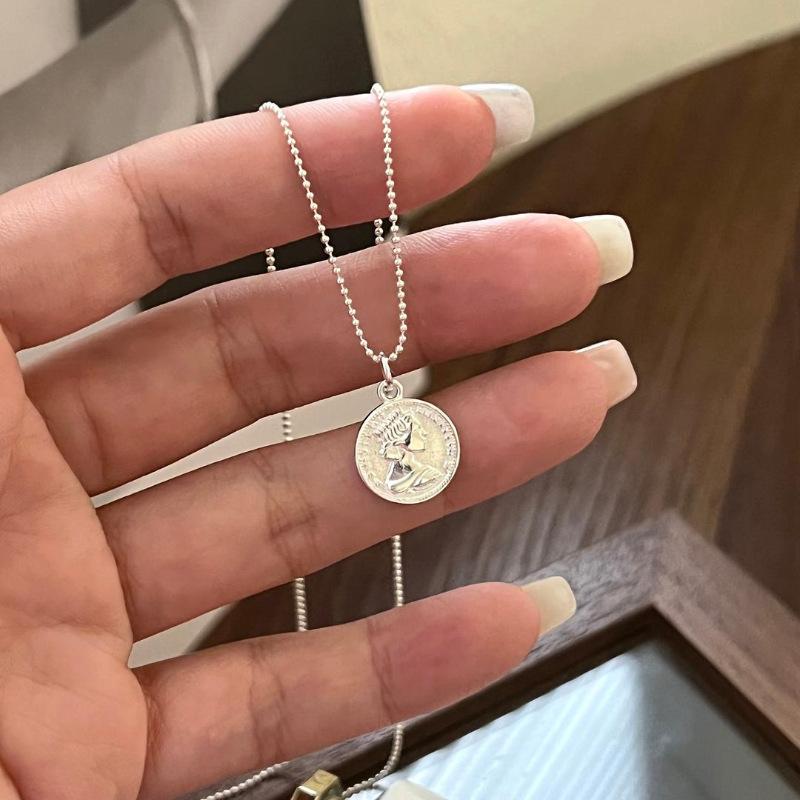 Queen Pendant Necklace for Women, S925 Sterling Silver Minimalist Cold Style, New Luxury Chic Choker