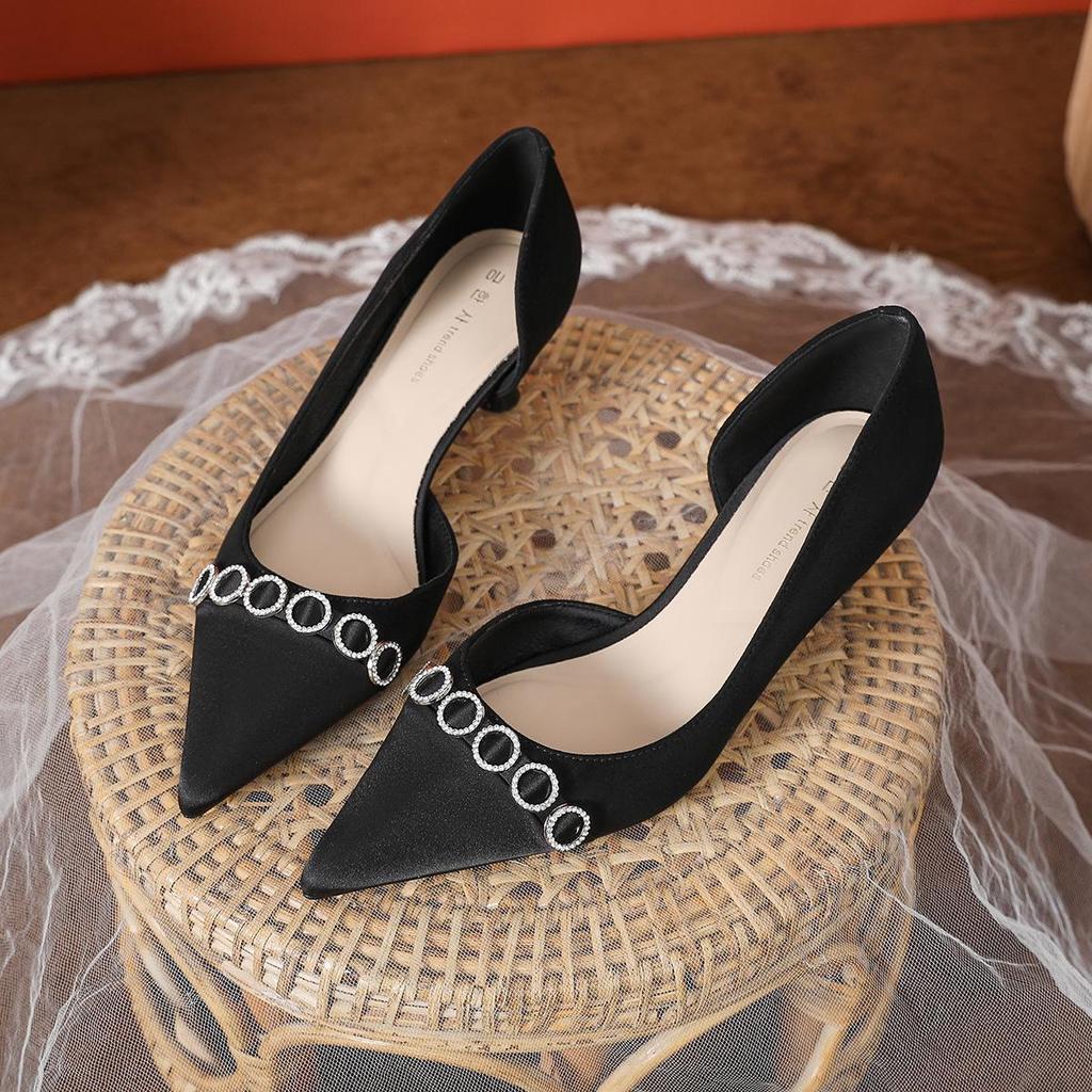 Изысканные атласные туфли-мюли на шпильке: Женские туфли с острым носком, боковыми вырезами, коллекция весна-лето 2025