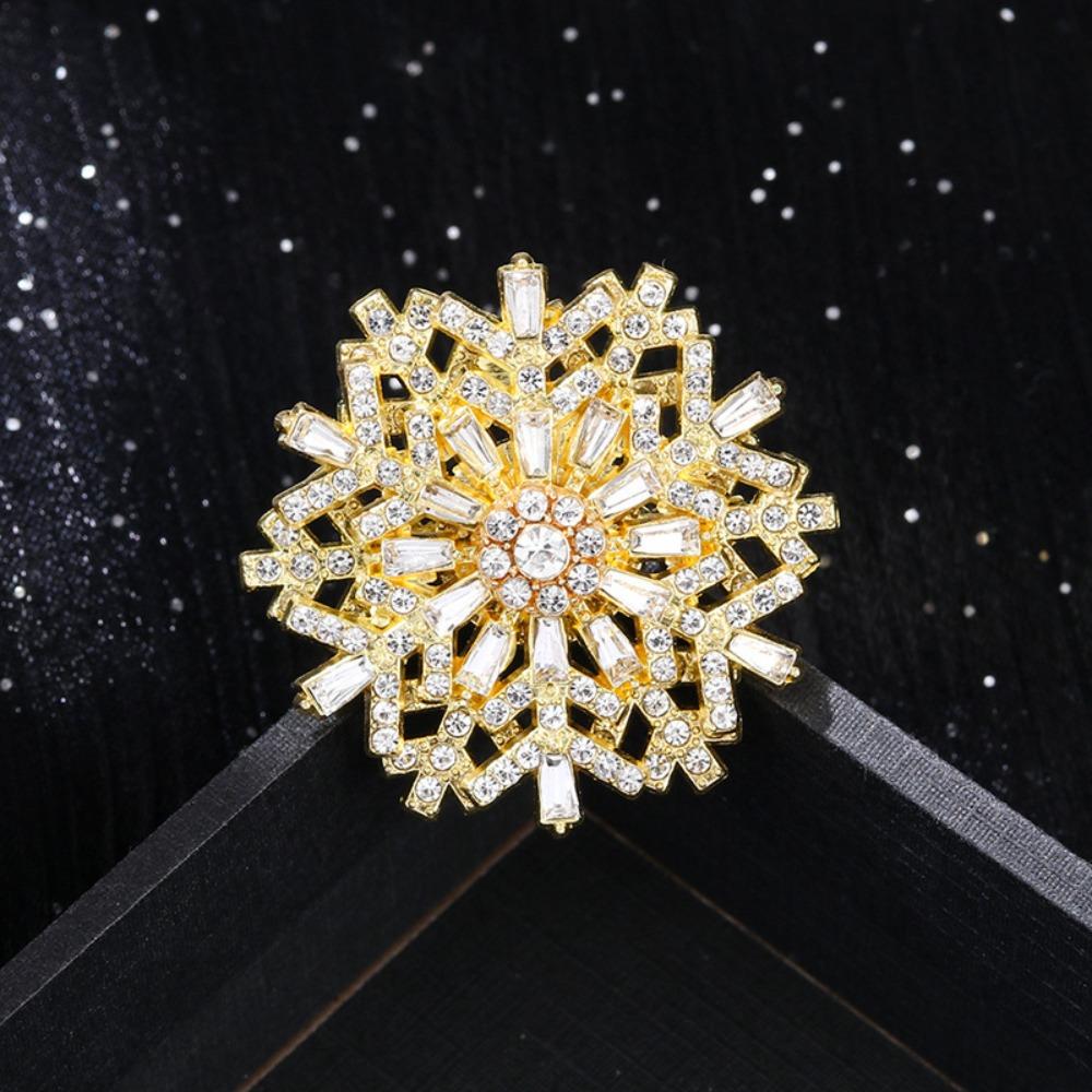 Sparkling Creative Snowflake Pin Rhinestone Zinc Zinc Alloy Zircon Badge Valentine's Day