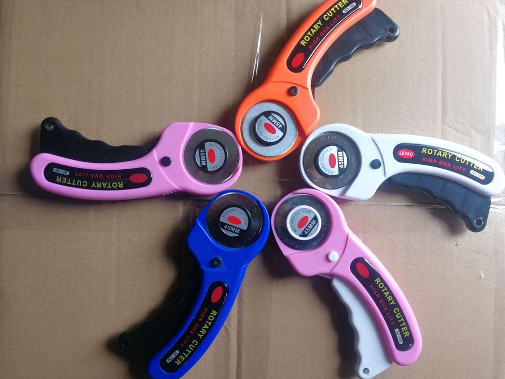 45-миллиметровый ротационный нож для резки ткани и кожи с ручкой