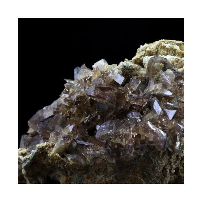 Pierres et Minéraux. Axinite. 136.5 ct. La Balme d'Auris, Bourg d'Oisans, Isère, France..