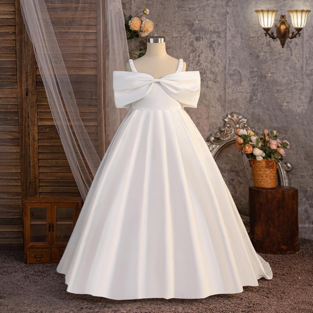 Большое вечернее платье принцессы без рукавов с открытыми плечами и шлейфом