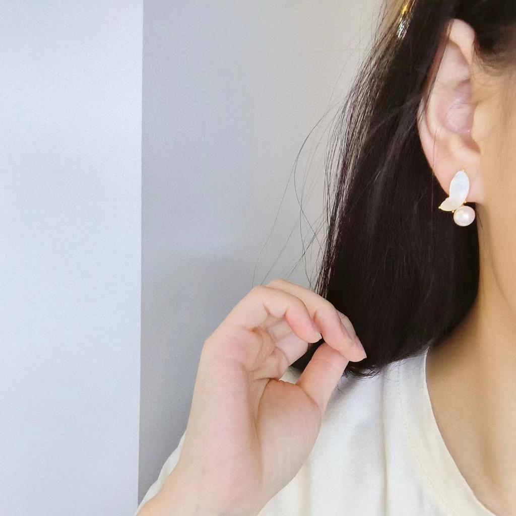 Korean version of simple shell butterfly stud earrings women's s911 silver needle light luxury niche natural freshwater pearl earrings high sense