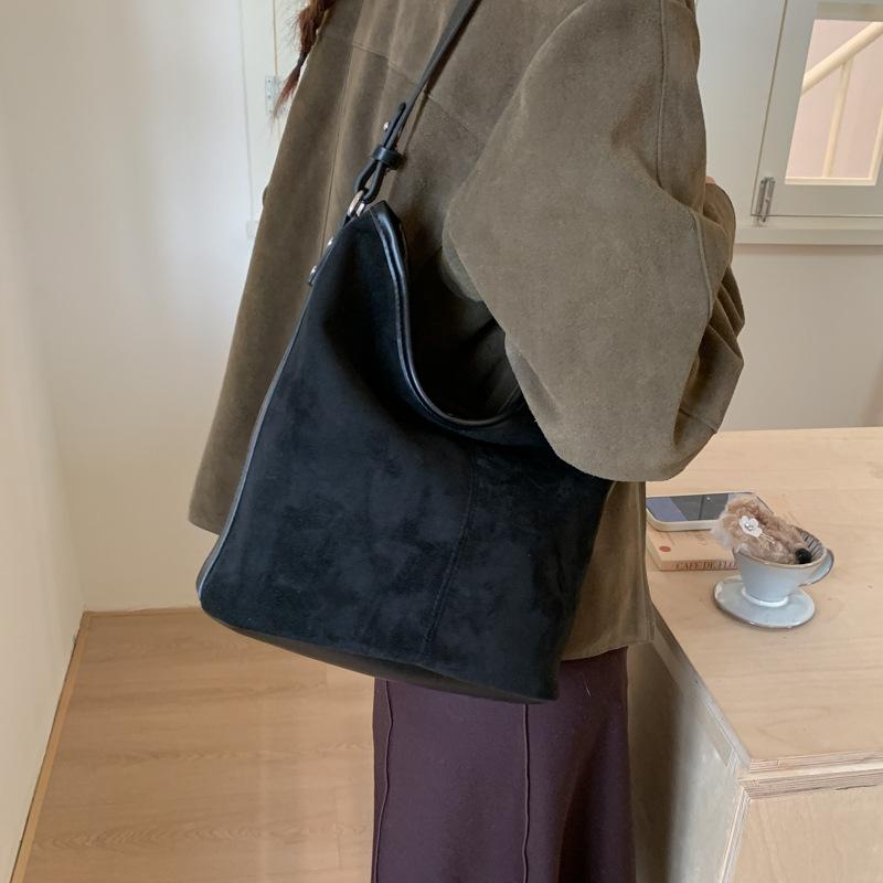 Сумка большой вместимости женская 2025 новая осень и зима высококлассная ретро сумка-тоут для通勤 на одном плече через плечо сумка-ведро