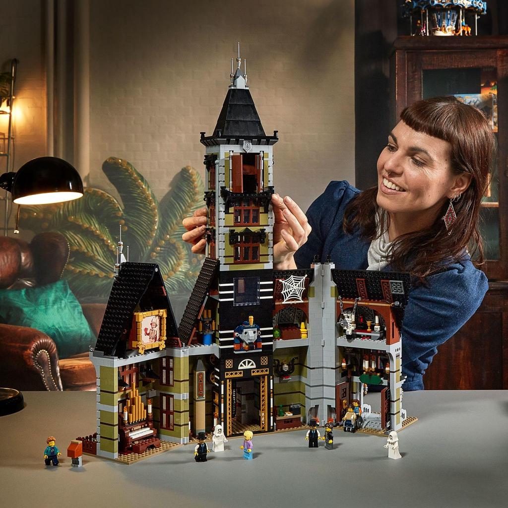 LEGO Набор для строительства дома с привидениями Демонстрируемая модель дома с привидениями и творческие проекты «сделай сам» для взрослых 2021 г. (10273) (3,231 шт.)