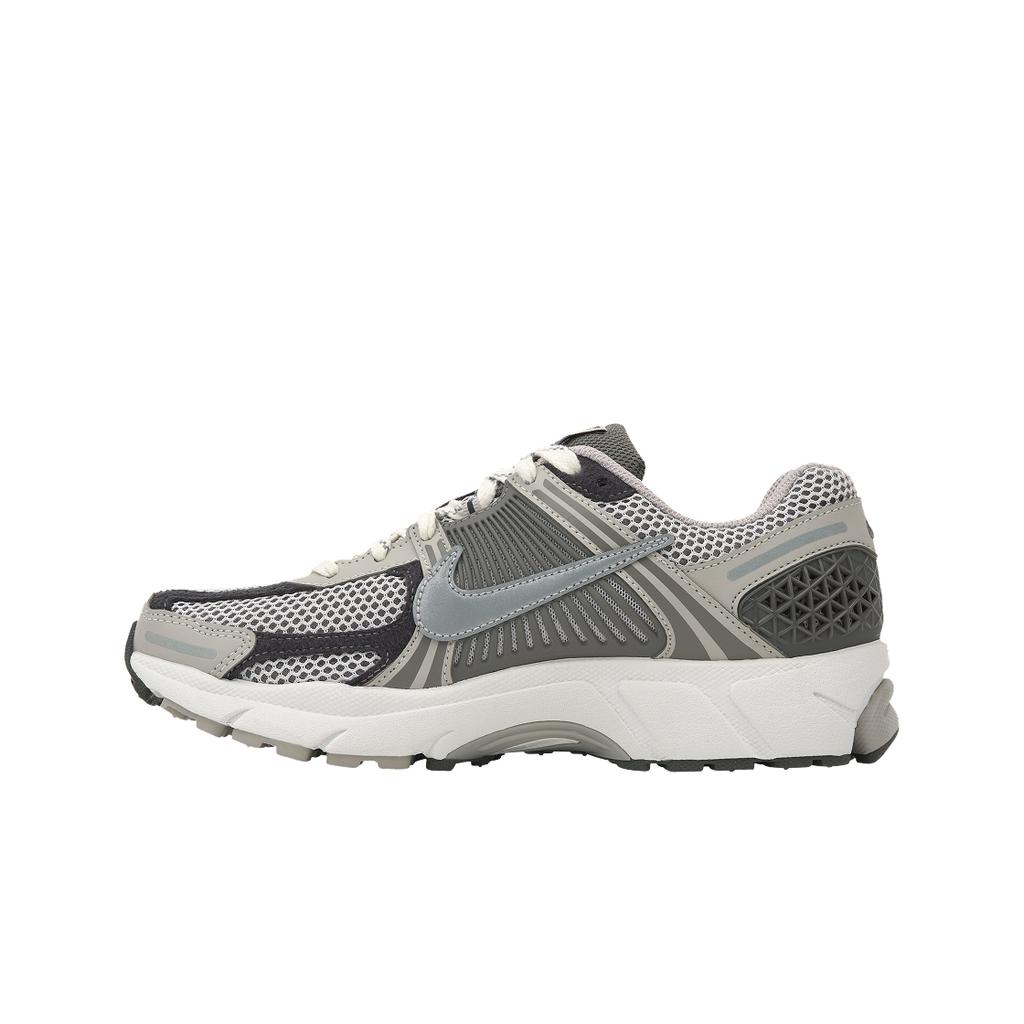 Nike Кроссовки унисекс Air Zoom Vomero 5 Light Iron Ore Серый металлик-серебристый Photon-Dust FD0791-012