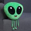 Мягкая игрушка полностью заполнена декоративными милыми инопланетянами