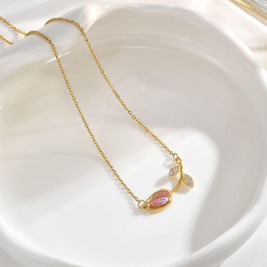 Ожерелье из титановой стали с подвеской на ключицу розового цвета — не выцветает, легкая роскошь, уникальный дизайн, универсальное женское украшение.