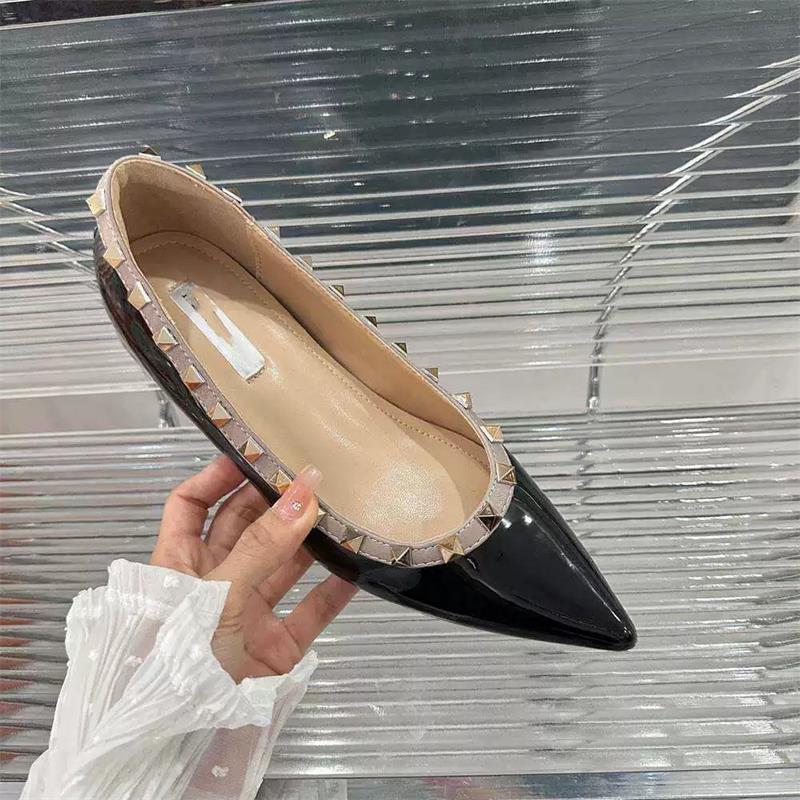 Внутреннее увеличение высоты на 5 см Весенне-осенние туфли-лодочки с заклепками женские французские с мелким вырезом из лакированной кожи с острым носком универсальные темпераментные комм