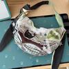 Зеленые Яблочные Пельмени в Сочетании с Сумкой-тоут на Плечо Расслабленного Стиля, Соответствующей Цвета, с Узором в Виде Кружева