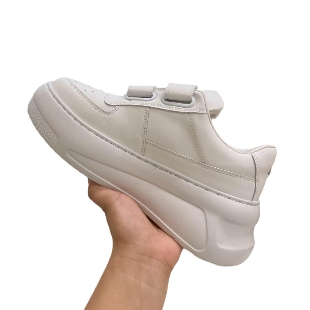 Маленькие белые туфли на толстой подошве на липучках женские 2025 новые весна-осень популярные универсальные кожаные маффины спортивные и повседневные кеды