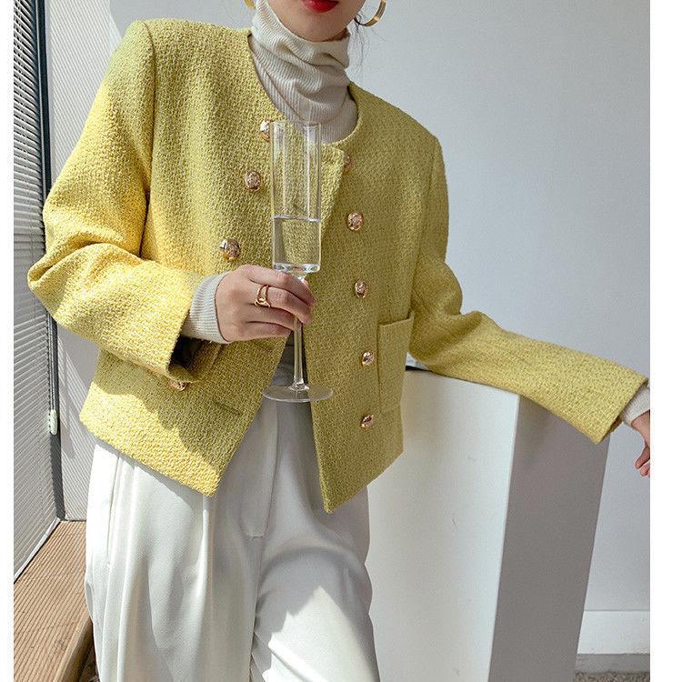 Изысканный и симпатичный короткий жакет с круглым вырезом и двубортными пуговицами