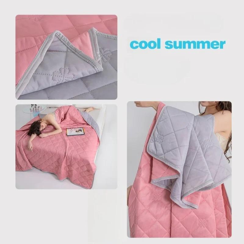 Охлаждающее летнее одеяло: Мягкая и тонкая ткань, идеально подходит для летнего сна, поездок на пляж и сохранения прохлады в кондиционируемых помещениях.