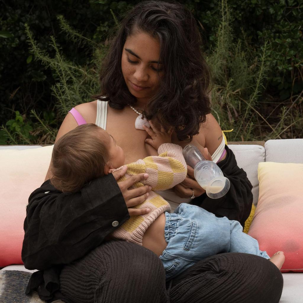 Haakaa silicone breast pump with silicone cap, capacity is 5 (about 150ml).