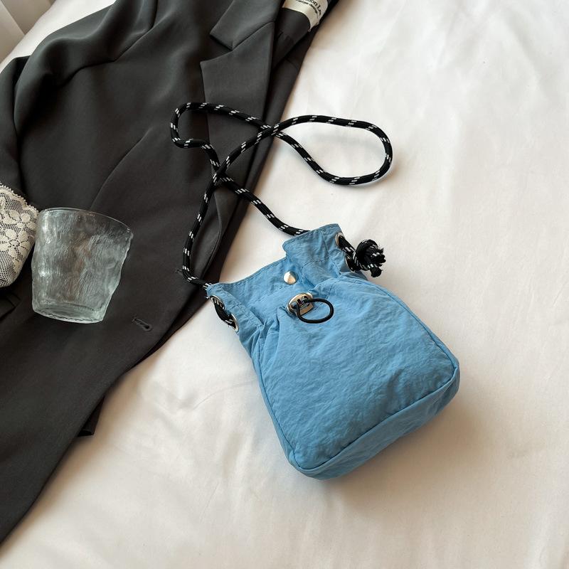 2025 Новая Япония и Южная Корея литературная сумка-мессенджер на одно плечо с кулиской маленькая сумка нишевый смысл мода высокая ценность сумка для мобильного телефона из нейлона женская