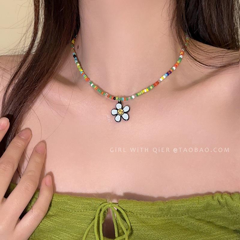 Яркое летнее ожерелье из бисера на ключицу — свежий и универсальный дизайн, вдохновленный дофамином