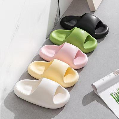 Женские удобные тапочки на толстой подошве: Новая летняя обувь 2023 года для использования в помещении и на открытом воздухе в общежитии, ванной и дома