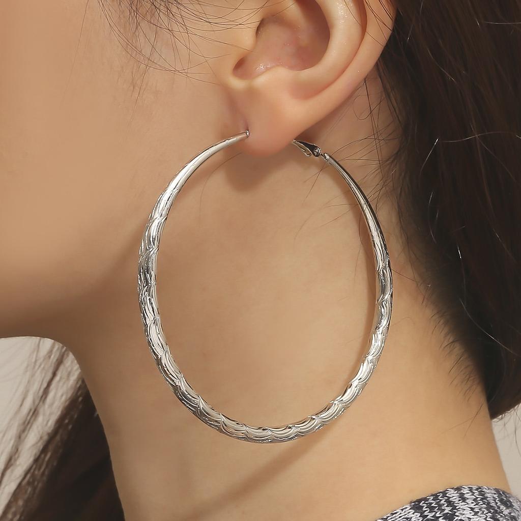 1011 new European and American personality exaggerated large circle rhombus smooth temperament advanced sense versatile retro earrings
