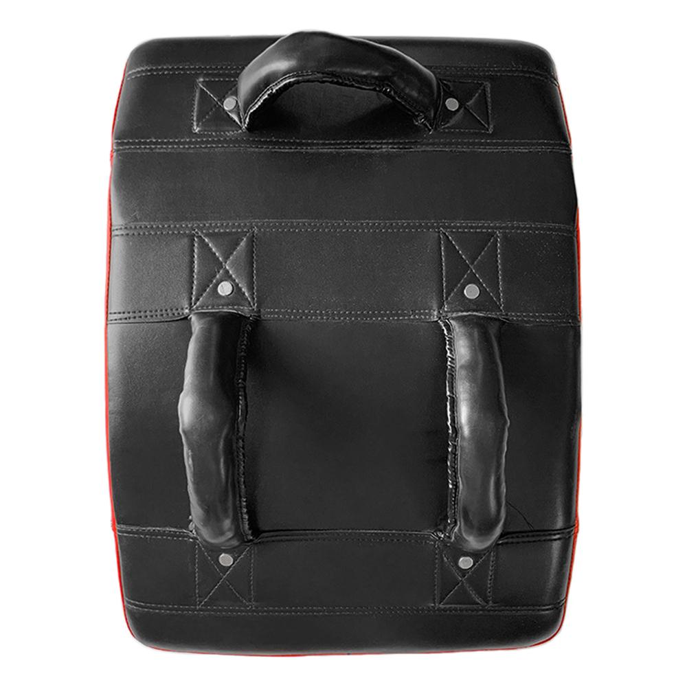 Спортивный щит, блокирующий площадку, боевые искусства, кикбоксинг, спортивная тренировка, удар ногой по мишени