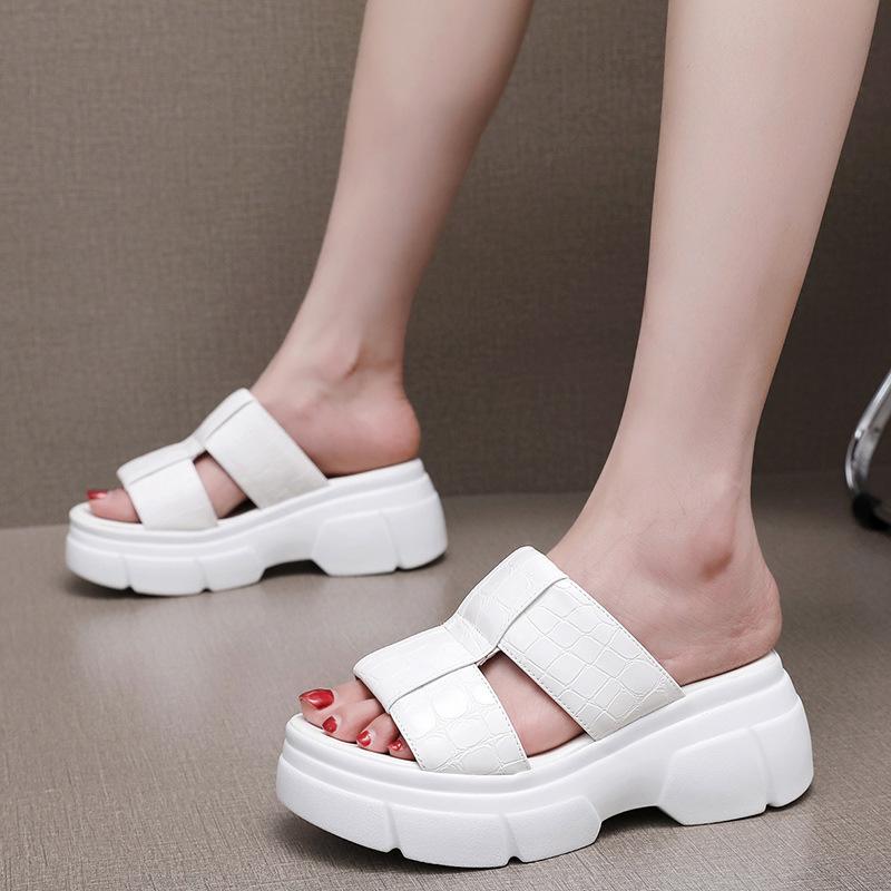 Размер 35-41. Босоножки из лакированной кожи на танкетке и платформе с высоким каблуком. Летние женские тапочки с открытым носком и толстой подошвой черного и белого цвета.