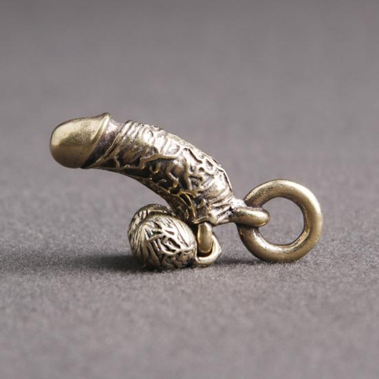 Брелок-подвеска Креативная форма Ретро-стиль Реалистичный вид Компактный размер Легко повесить Декоративная латунь Креативный мужской брелок-пенис Игрушечный рюкзак