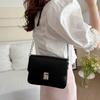 Корейская версия модной персонализированной цепочки, маленькая квадратная сумка подмышкой 2024 года, новая модная простая темпераментная персонализированная женская сумка через плечо