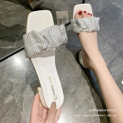 Стразы крутые тапочки для женщин носить летом 2025 года, новые модные нашивки, шлепанцы на одном слове, открытый носок, средний каблук, толстый каблук для женщин