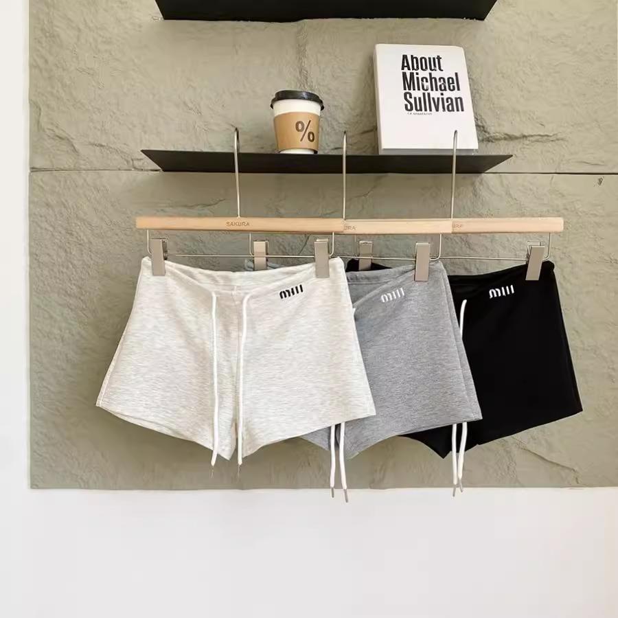 Женские летние шорты 2025 года в корейском стиле с высокой талией, облегающие, для миниатюрных, универсальные, однотонные, с широкими штанинами.