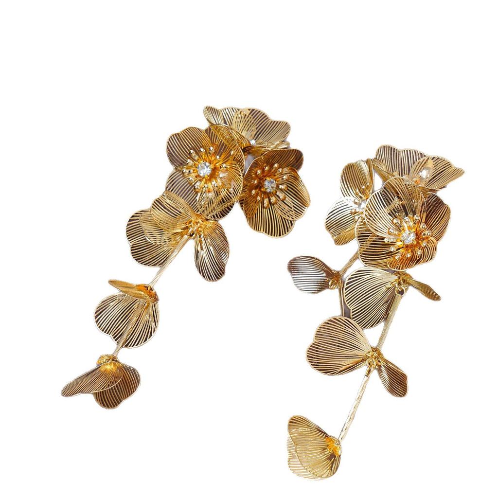 Серебряные серьги-кисточки с кристаллами в виде рыбьего хвоста: Преувеличенный дизайн цветка для стильного вида.