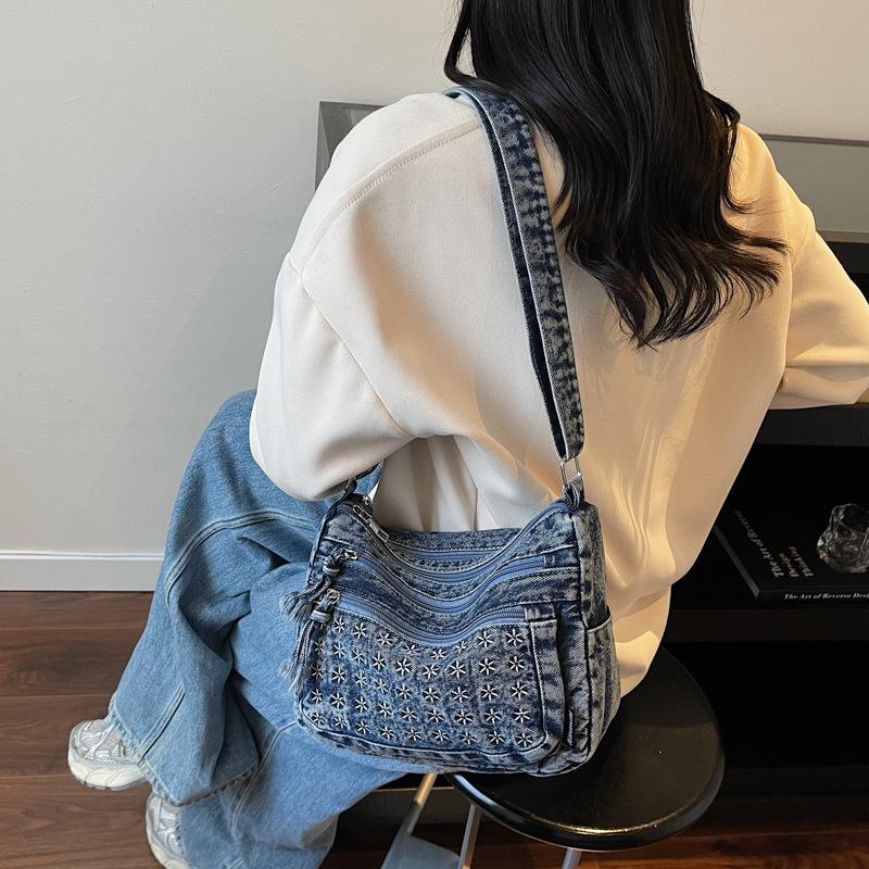 2025 fashion trend foreign personality niche design women's shoulder bag autumn new texture crossbody small square bag