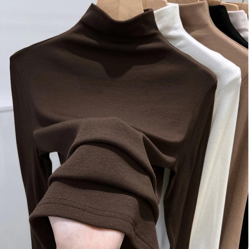 Для осени и зимы женщины могут носить базовый слой однотонного цвета с полувысоким воротником и футболку с длинным рукавом поверх него для стройнящего силуэта.