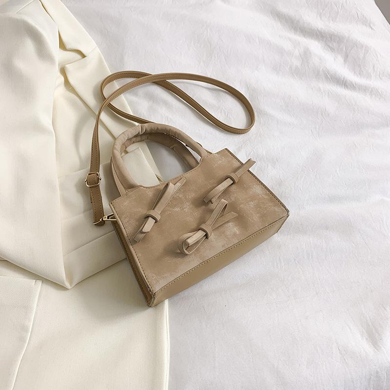 Модная женская сумка иностранного стиля с нежной текстурой и однотонным бантом. Маленькая женская сумка.