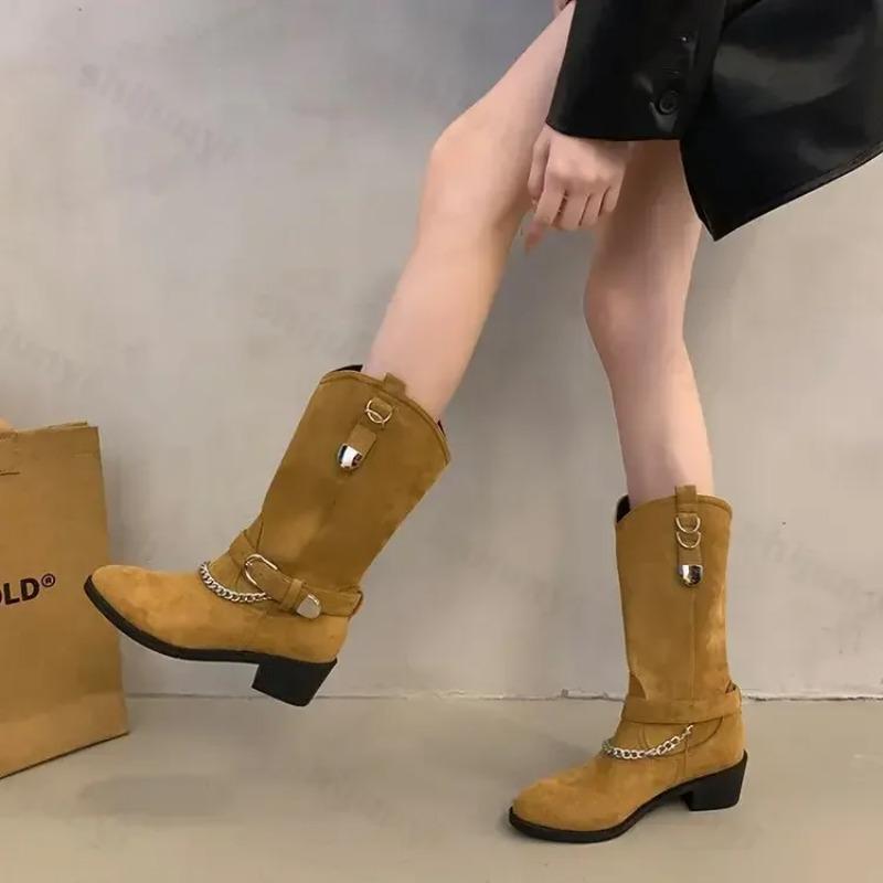 Готическая женская обувь, ковбойские сапоги в стиле вестерн, новинка 2025 года, дизайнерские туфли на массивном каблуке с цепочкой, острый нос, металлическая пряжка, трендовые сапоги до середины голени