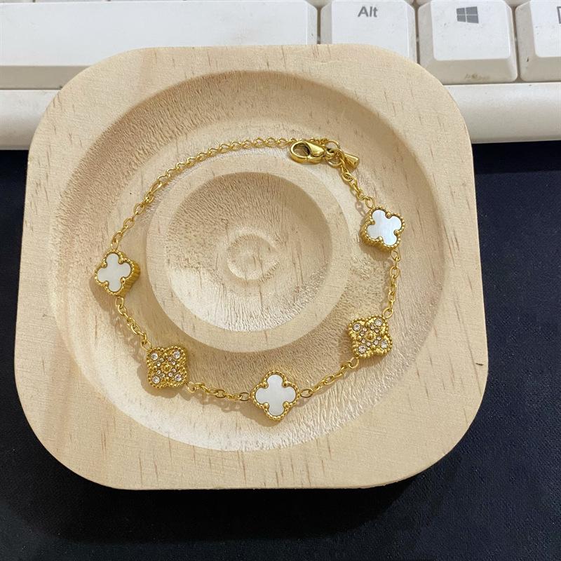 Женский универсальный браслет из титановой стали с четырехлистным клевером - Моющийся, Не выцветающий, Роскошный аксессуар для рук в европейском и американском тренде