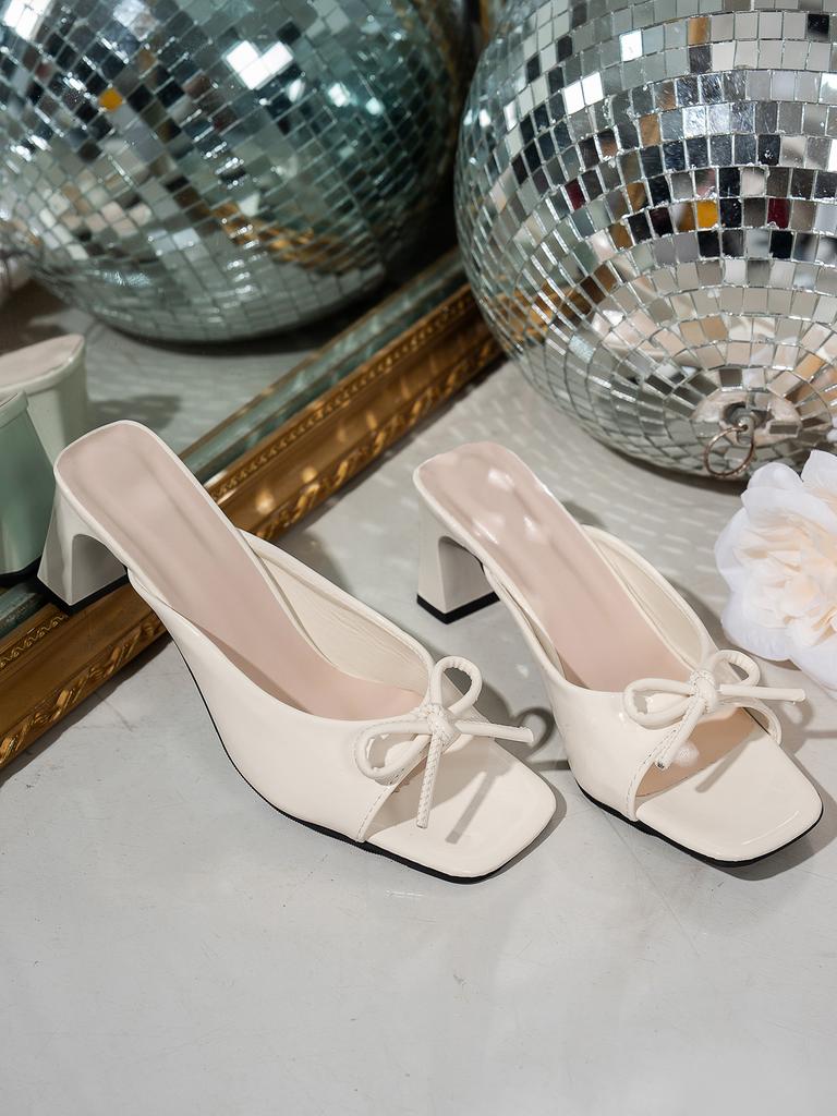 Французские тапочки на высоком каблуке женские 2025 новые летние для улицы квадратный носок толстый каблук шлепанцы с перемычкой темперамент бант крутые тапочки