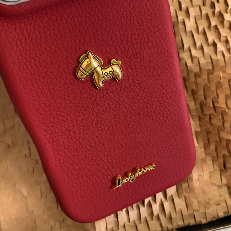 3D золотой чехол-буквы с изображением лошади для iPhone 17 Pro/16/15/14 - Стиль Нового года
