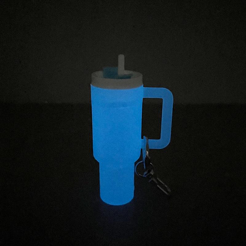 Брелок в виде кубка Ледяного Короля: Универсальный кулон Stanley для помады или крепления к рюкзаку