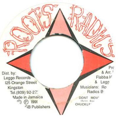 7-дюймовая пластинка CHUCKLE BERRY - Не двигайся (Повреждение этикетки) / Версия Roots Radics 1991 Ямайка Регги, Ска и Даб
