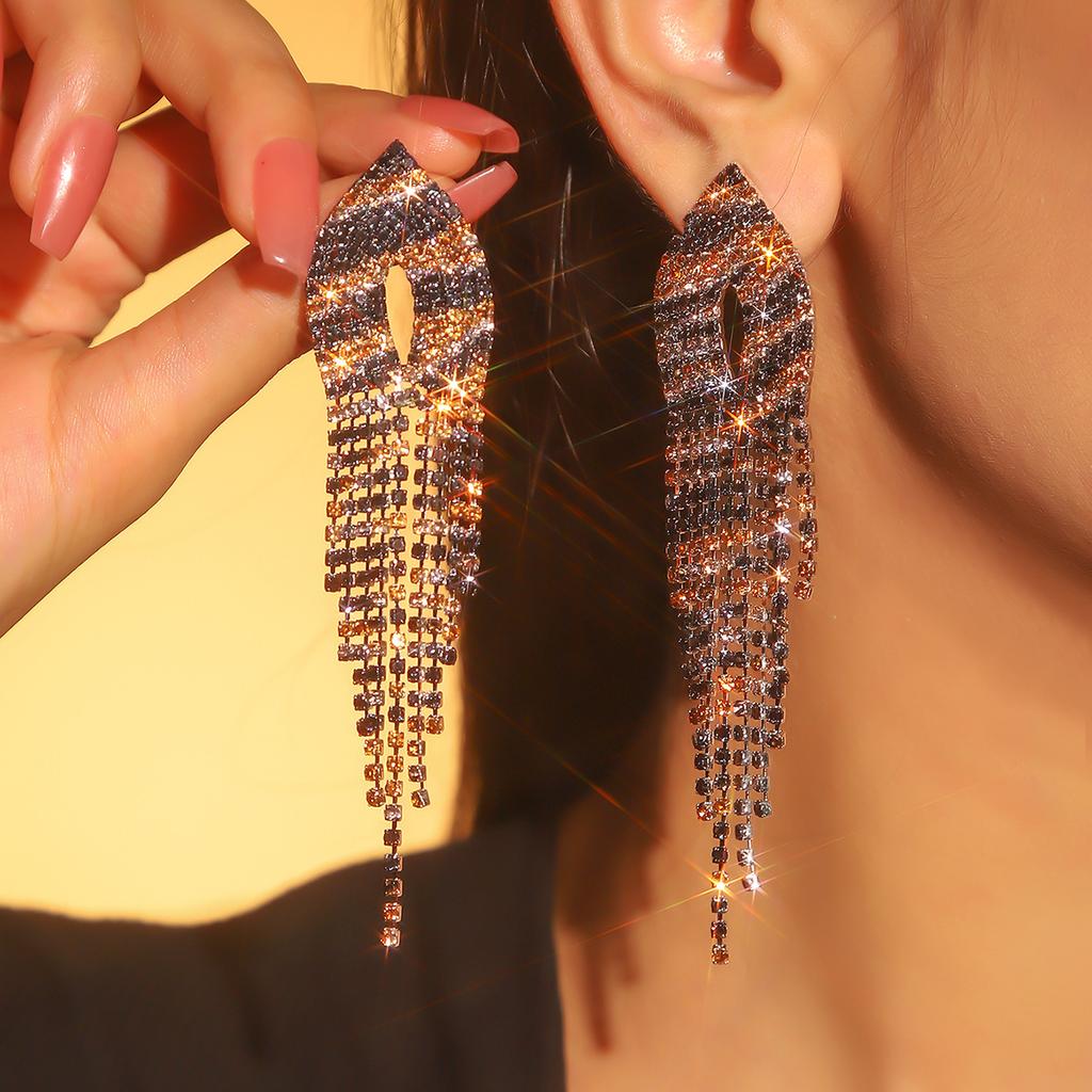 Темпераментные цветные длинные серьги со сверкающими стразами