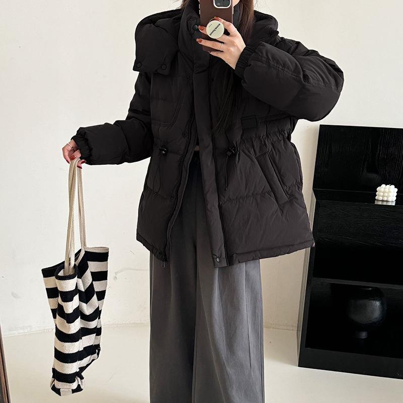 Уличная куртка-пуховик из белого утиного пуха, устойчивая к холоду, женская, 2024 года, новая модная кожаная куртка с капюшоном, стандартная талия, тонкая куртка