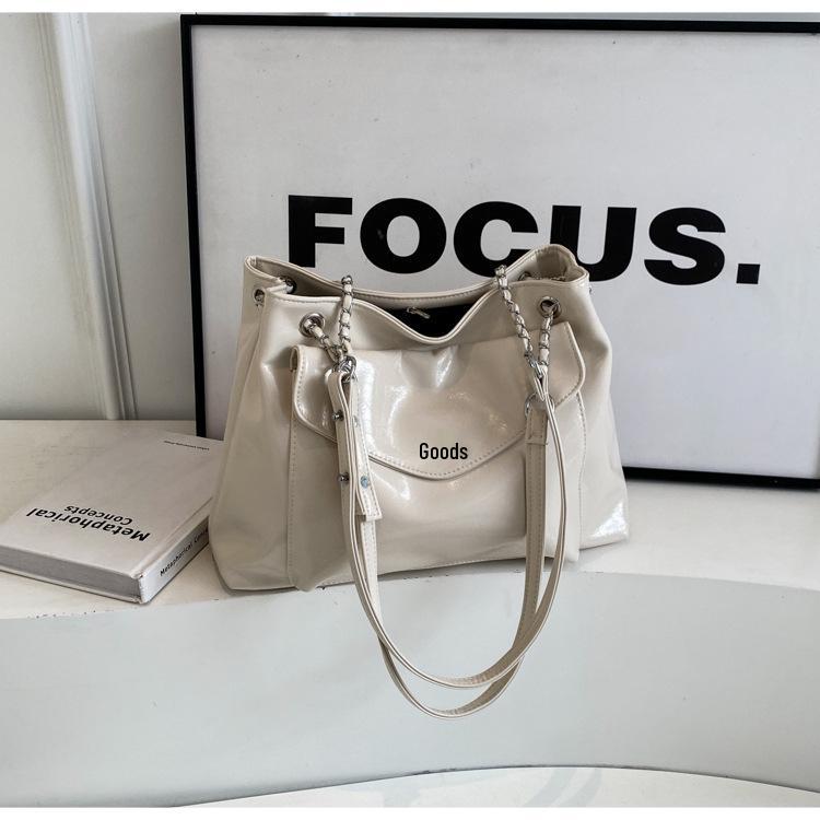 Женская мягкая лакированная сумка-тоут из искусственной кожи с цепочкой и отделениями - Мода весна/лето 2024