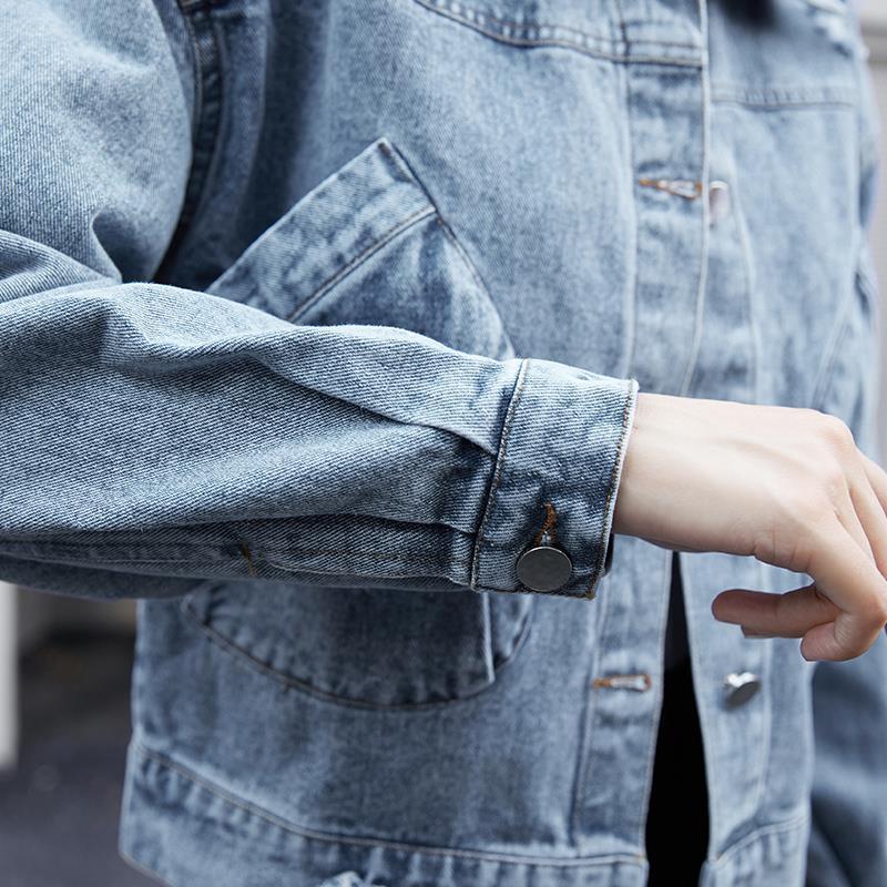 Модная короткая женская джинсовая куртка на весну