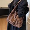 2025 Winter New Korean Casual Large-capacity Underarm Women's Bag Personalized Popular Leopard Print Commuter Shoulder Tote Bag