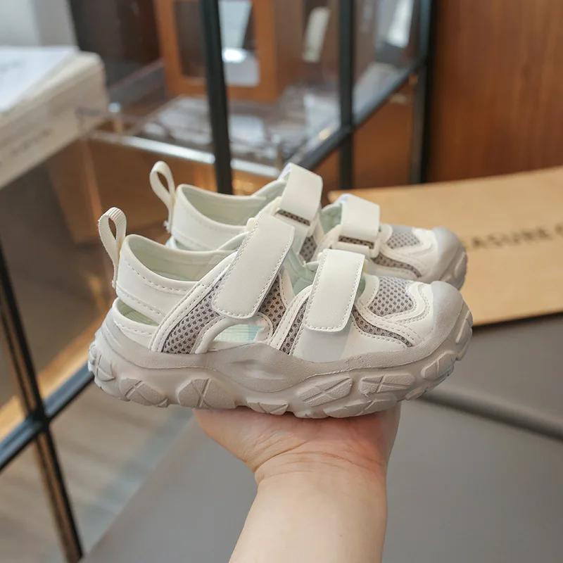 Новые детские сандалии для мальчиков 2024 года, летние детские повседневные спортивные сандалии, модные ажурные лоскутные туфли для девочек, школьные, для бега, пляжная обувь