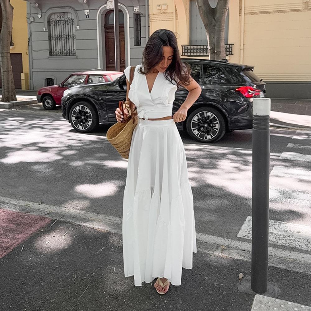 Платье без рукавов с V-образным вырезом и эластичной талией