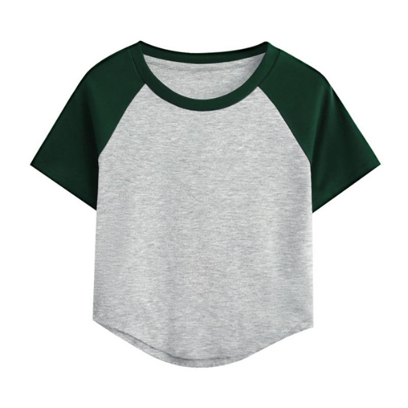 Короткая футболка контрастного цвета из двух частей, облегченного кроя с короткими рукавами